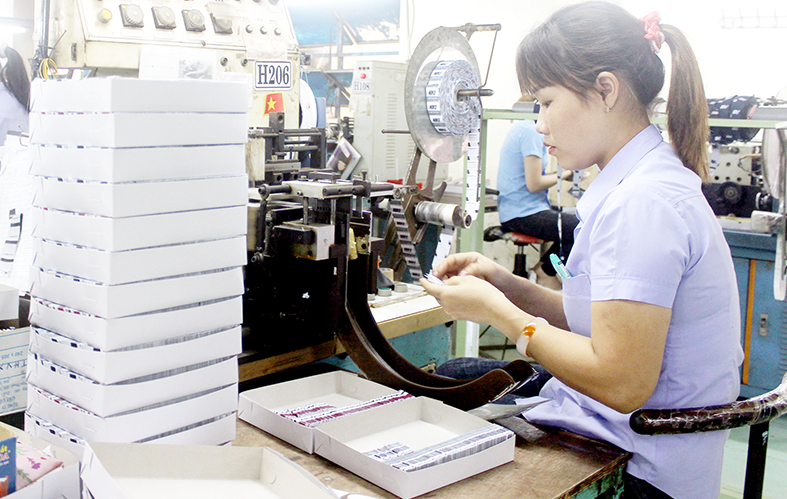 Công ty TNHH Dệt nhãn Junmay sản xuất các loại nhãn cung ứng cho ngành May mặc, Giày dép. Ảnh: Khánh Minh