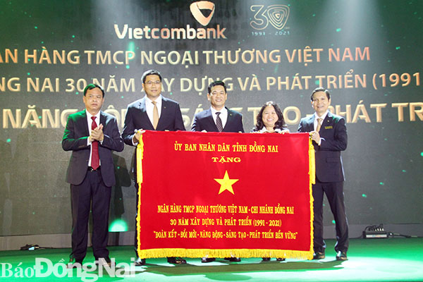 Phó chủ tịch UBND tỉnh Võ Tấn Đức trao tặng bức trướng của UBND tỉnh cho ban giám đốc Vietcombank chi nhánh Đồng Nai