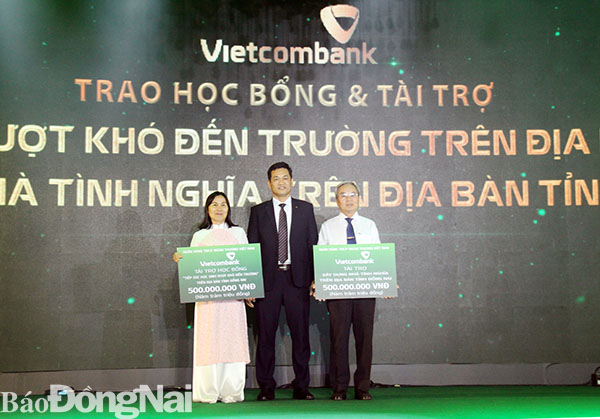 Đại diện Vietcombank chi nhánh Đồng Nai trao tặng số tiền tài trợ cho đại diện Ủy ban MTTQ Việt Nam tỉnh và Quỹ Khuyến học tỉnh