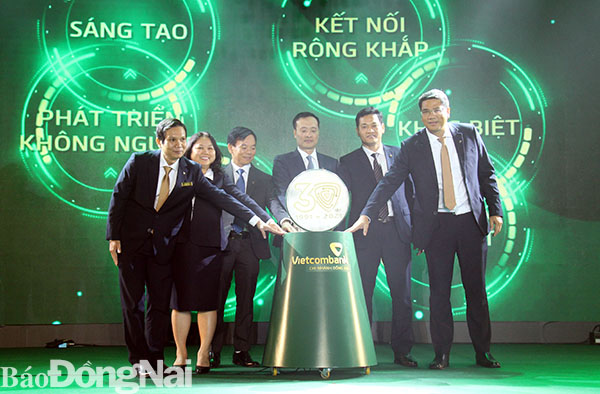 Lãnh đạo Vietcombank và Vietcombank chi nhánh Đồng Nai tiến hành nghi thức bấm nút chào mừng 30 năm thành lập Vietcombank chi nhánh Đồng Nai